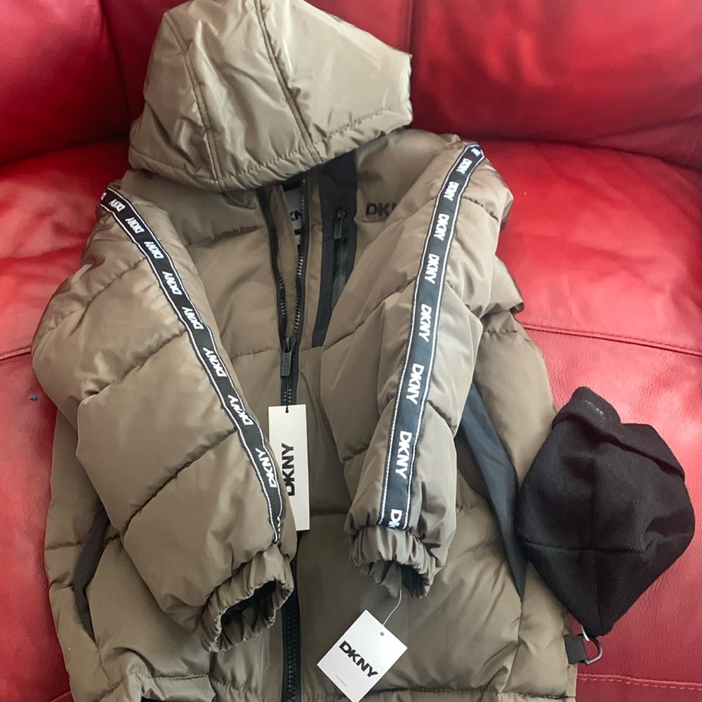 I’m selling a Donna Curran winter coat. It’s army green and it’s a large